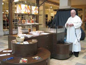 FRIAR WHO EVANGELIZES IN THE MALL: “WE ARE AN ABSOLUTELY PASSIVE CHURCH”.