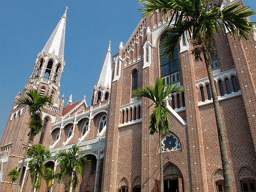 Suu Kyi meets papal envoy in the Church